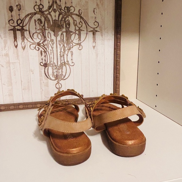 Elegant Floral Tan Sandals - Picture 5 of 5